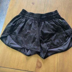 Lululemon- hotty hot 4’ inch short. Size 8 dark camo color